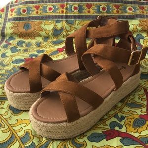Tan Platform Vegan Sandals! 🌼 🌴